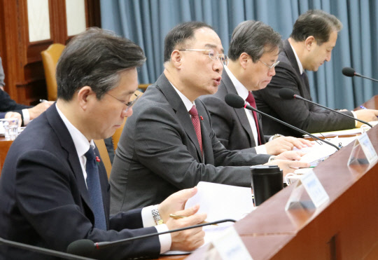 경제활력 외쳐보지만… 홍남기 부총리 겸 기획재정부 장관이 30일 정부서울청사에서 열린 제7차 경제활력대책회의를 주재하며 발언하고 있다.  연합뉴스